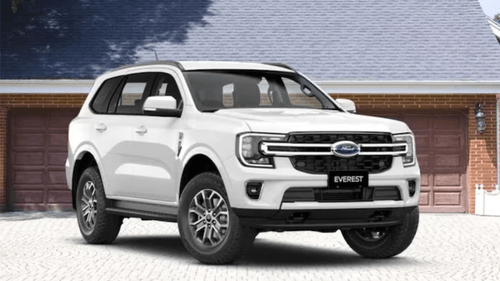 नई Ford Endeavour को चेन्नई प्लांट जाने वाले ट्रक पर देखा गया
