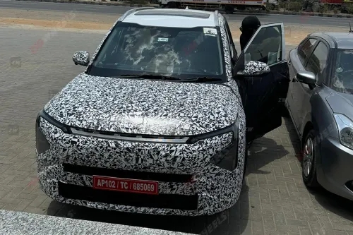 Spy Shots Reveal Kia Carens Facelift: 2025 India Launch Anticipated