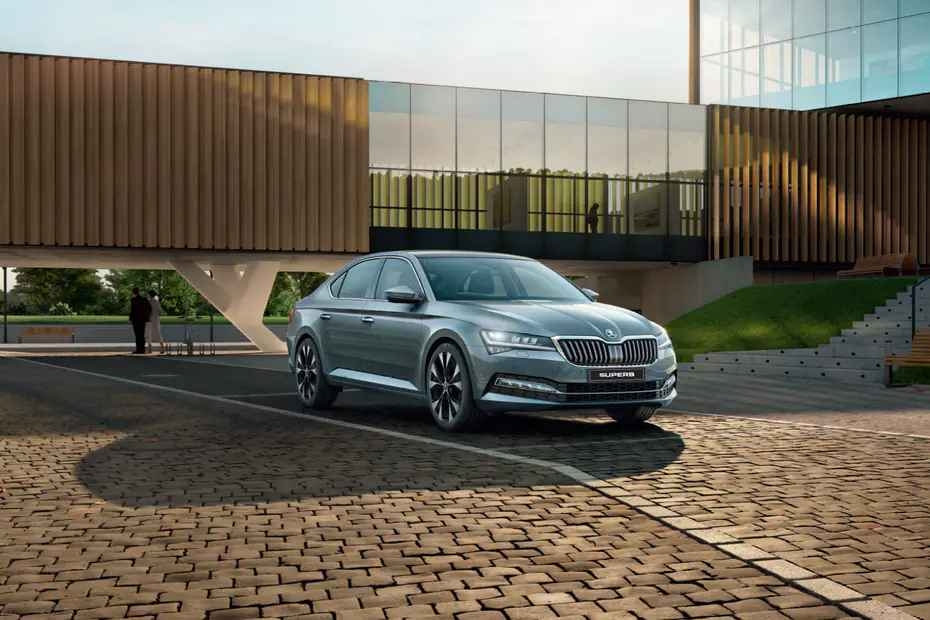 Skoda Superb Right Side Front View