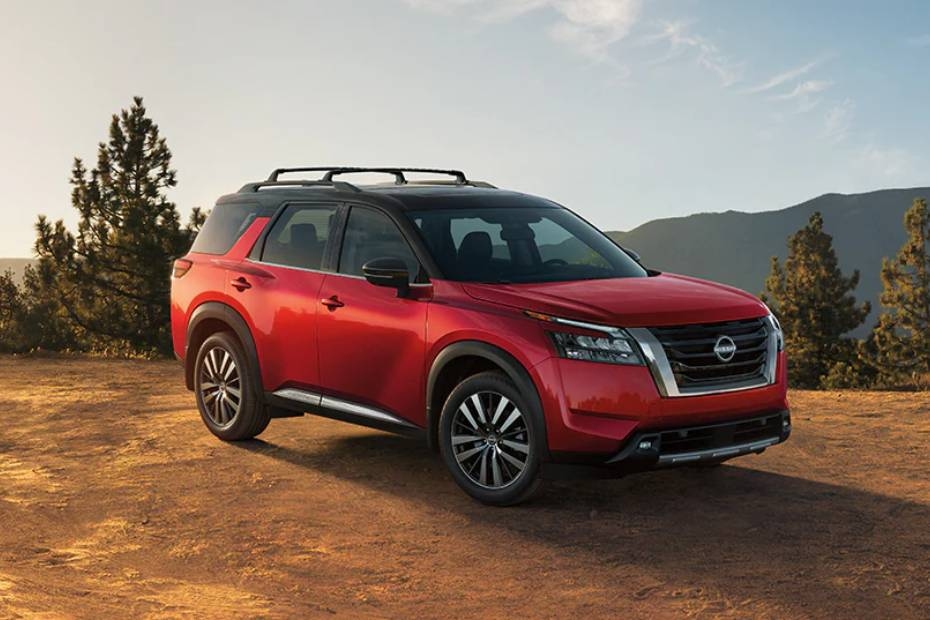 Nissan Pathfinder Right Side Front View