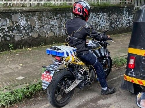 नई केटीएम 390 ड्यूक संशोधित इंजन और चेसिस के साथ भारत में देखी गई