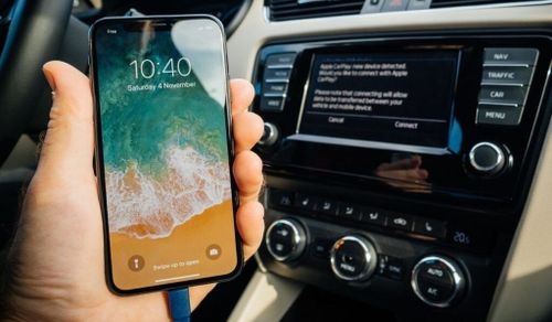 क्या Apple CarPlay अपने प्रतिस्पर्धियों से बेहतर है? या यह ब्लूटूथ जैसा ही है?