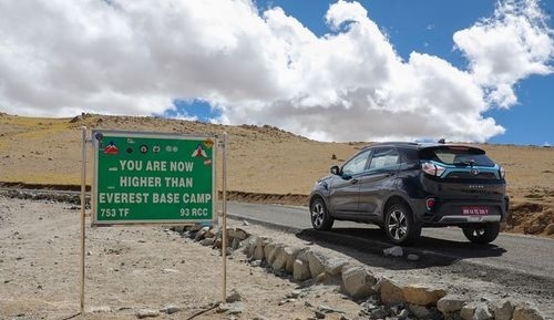 टाटा नेक्सन उमलिंग ला पास तक पहुंचने वाली पहली EV बनी, इंडिया बुक ऑफ रिकॉर्ड्स में एंट्री