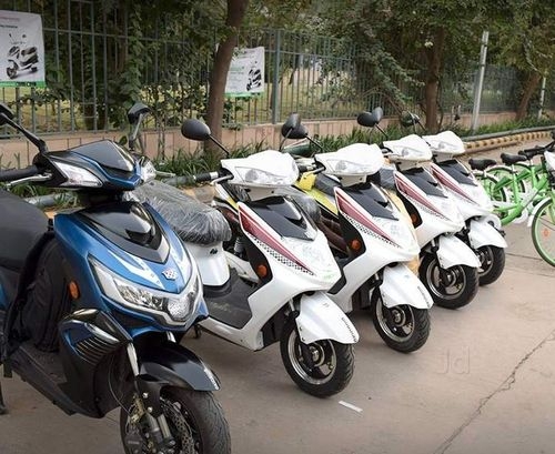 ओकिनावा ने ओला को पछाड़ा भारत में नंबर 1 ई-स्कूटर ब्रांड