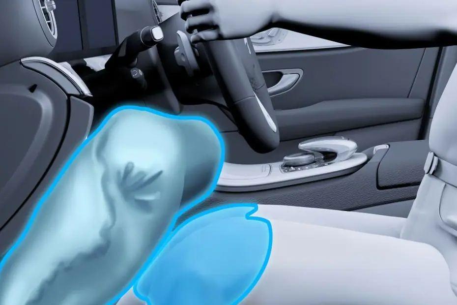 Mercedes-Benz AMG GLA35 Knee Airbag