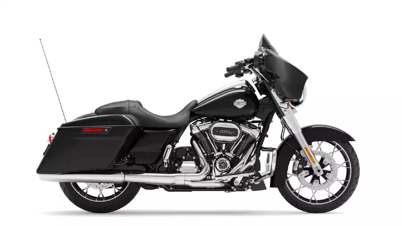 Harley Davidson Street Glide Vivid Black ( Chrome Finish )
