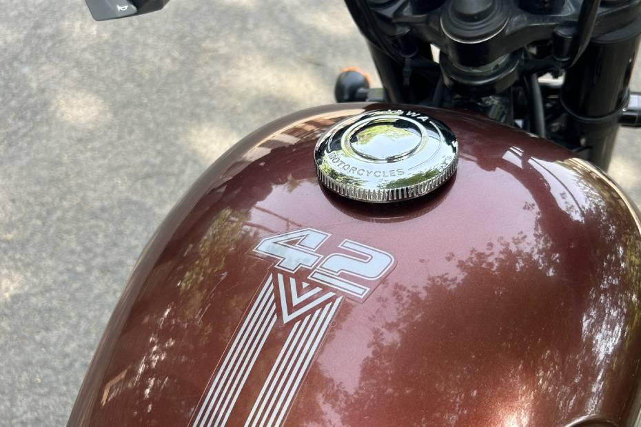 Jawa 42 bobber fuel tank