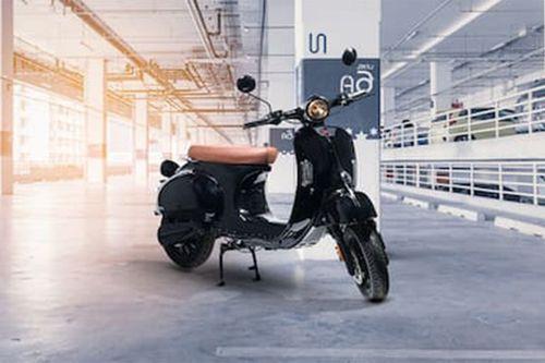 थंडरबोल्ट बी  प्लस scooters