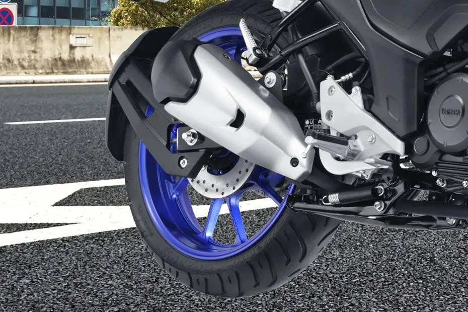 Yamaha fzs fi v4 rear tyre view
