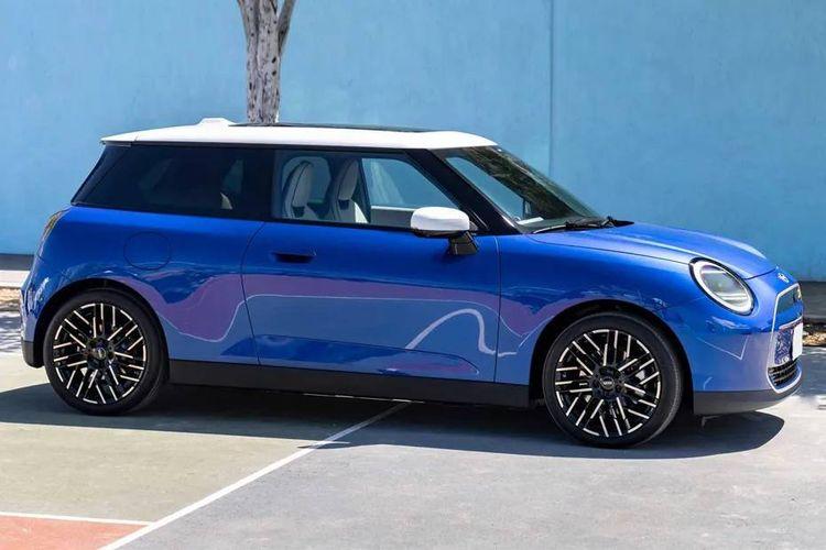 Mini Cooper SE 2024 Side View
